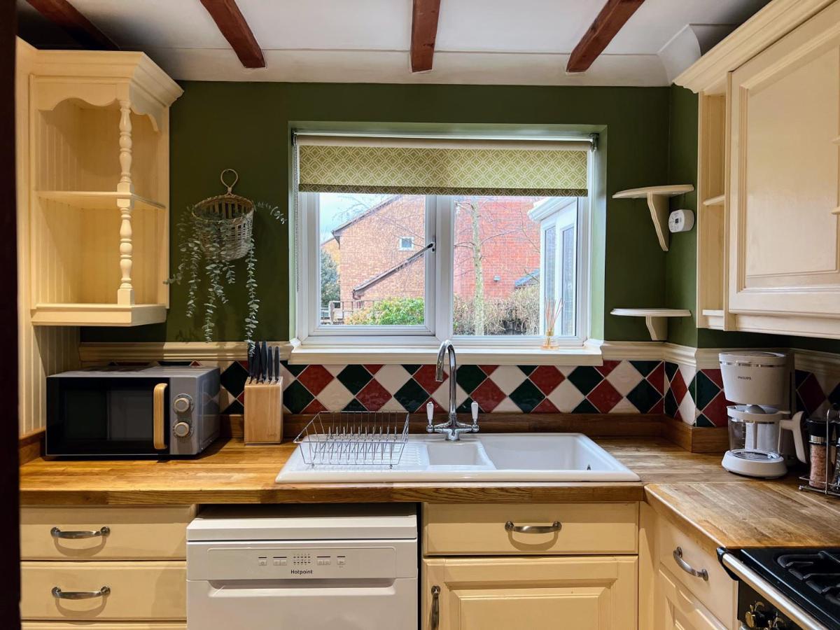 4-Bed Cotswold Getaway With Hot Tub & Gaming Room Churchdown Exterior photo