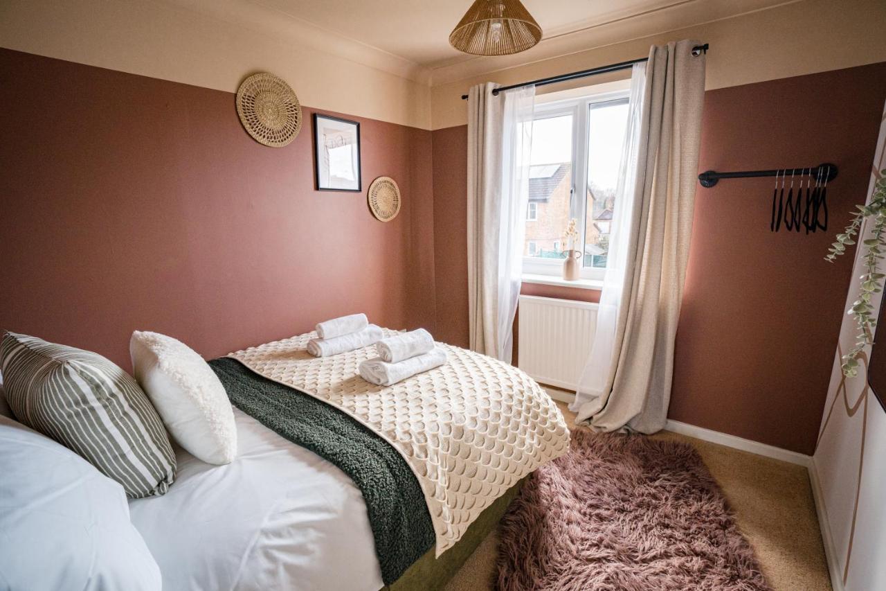 4-Bed Cotswold Getaway With Hot Tub & Gaming Room Churchdown Exterior photo