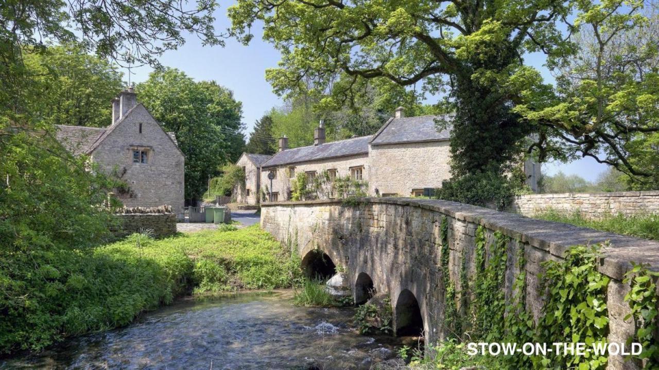 4-Bed Cotswold Getaway With Hot Tub & Gaming Room Churchdown Exterior photo
