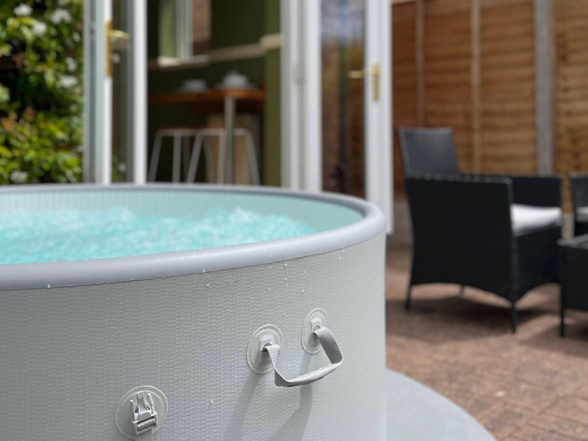 4-Bed Cotswold Getaway With Hot Tub & Gaming Room Churchdown Exterior photo